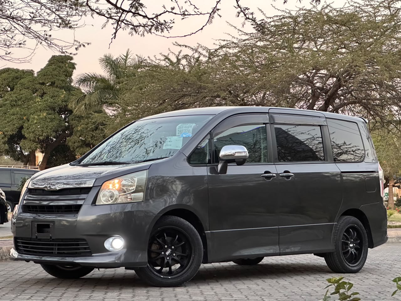 TOYOTA NOAH NEW thumbnail 2